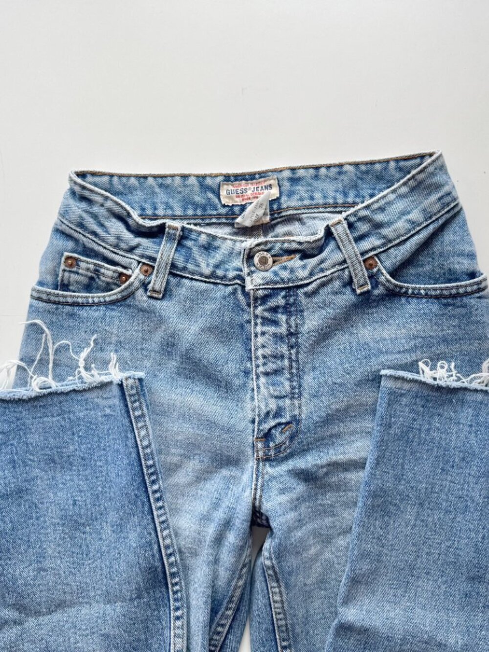 Vintage GUESS Light Rinse Mid Rise Tapered Slim Straight Leg Mom Jeans, Size 26 - Picture 10 of 13